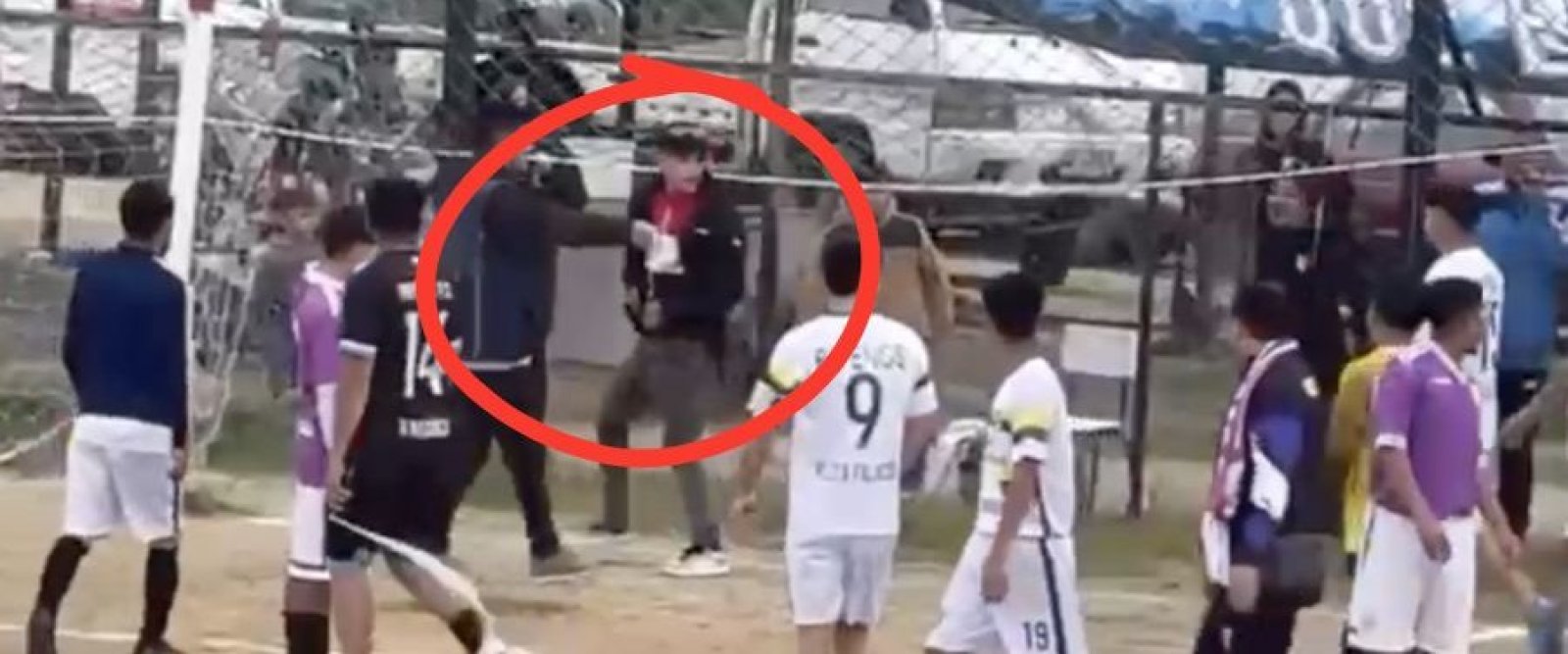 Fútbol amateur terminó en batalla campal y un jugador apuntado con arma